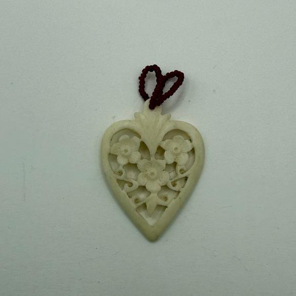 Vintage Elegant Cream Heart Floral Carved Bone? Pendant - Picture 7 of 9